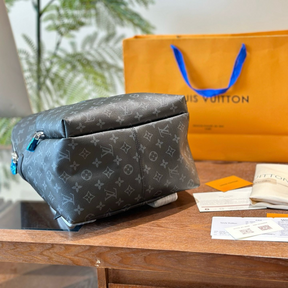 Mochila Louis Vuitton Discovery Monogram Eclipse Canvas 29x38x20cm (comprimento x altura x largura)