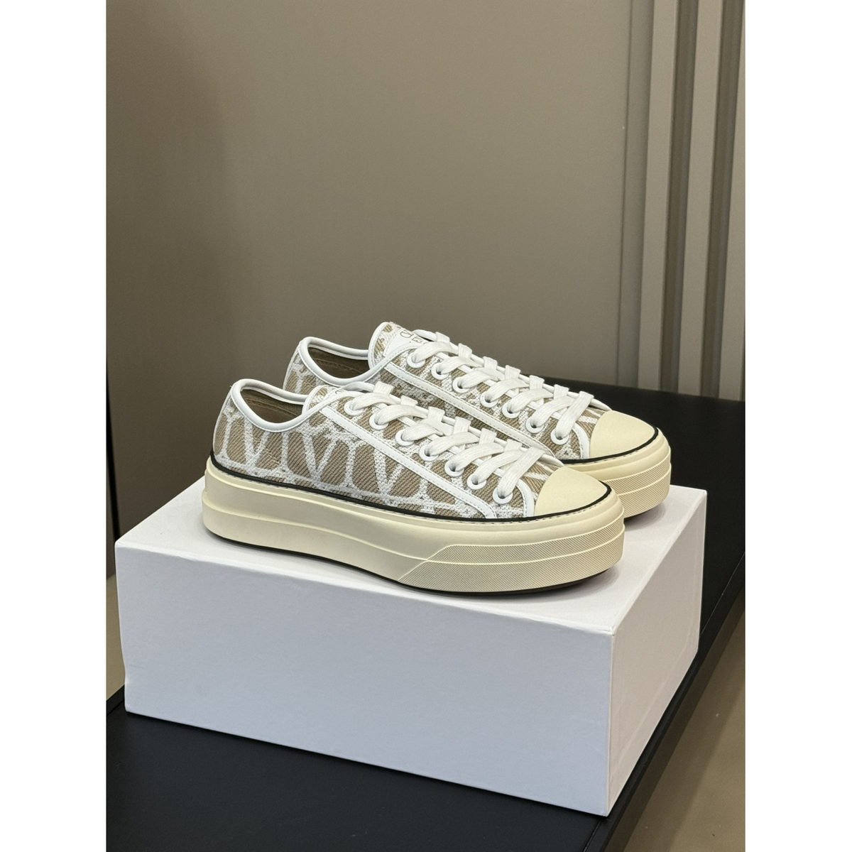 Tênis Valentino Garavani Toile Iconographe Totaloop Low-Top Off/Bege